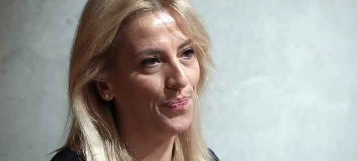 Η Ρένα Δούρου τα ρίχνει στους άλλους για τον ιό του Δυτικού Νείλου